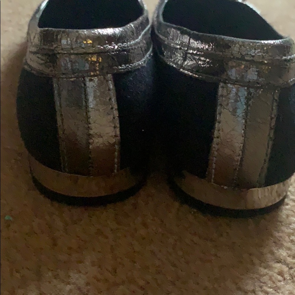 TORY BURCH 5.5 M SILVER LOGO BUCKLE FLATS SHOES - Picture 9 of 16